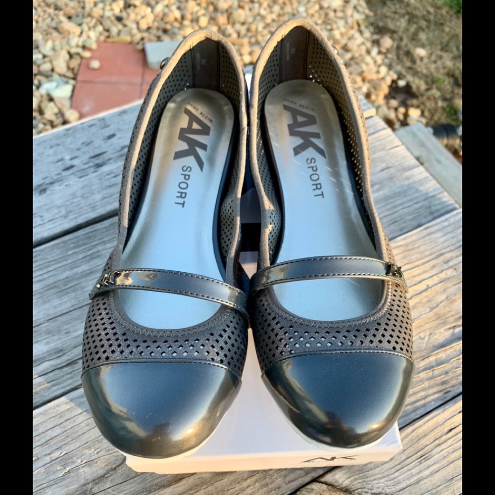 Beautiful Anne Klein sport pewter “Akzariel” flats